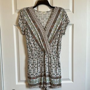 Taylor & Sage Romper (M)